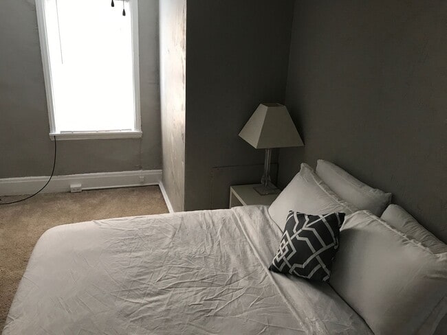 Building Photo - Modern Rental - South Side Flats