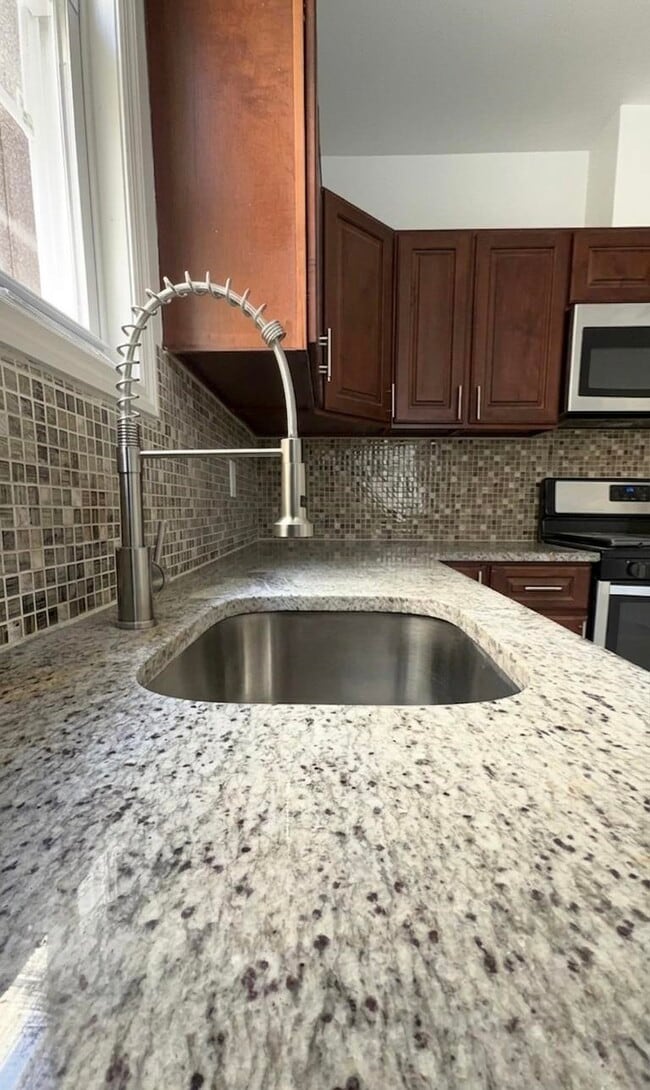 Building Photo - 132 Bayview Ave