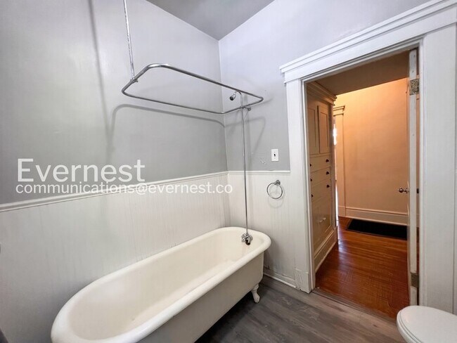 Building Photo - 2 Bed/1 Bath Home with Fenced Yard / Available Now!