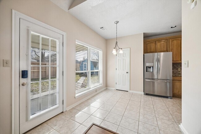 Building Photo - 806 Charles Pl