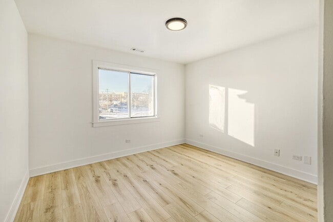 Building Photo - 42 N Park Ave