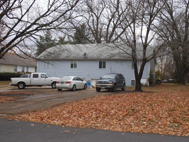 Building Photo - 1008 W Linden Ave