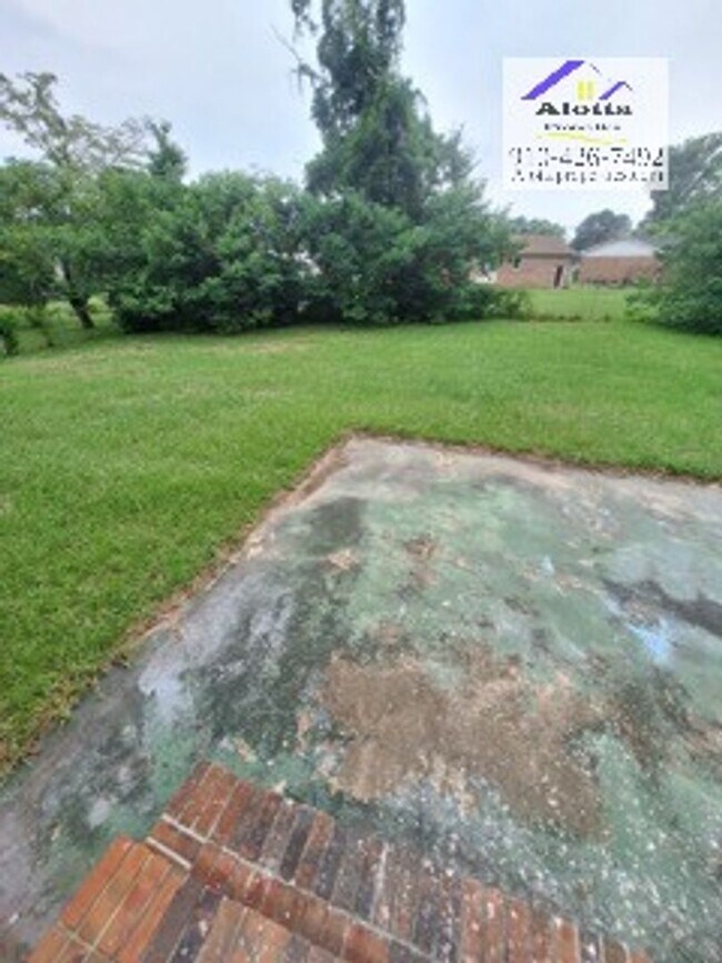 Building Photo - 5615 Dodge Dr