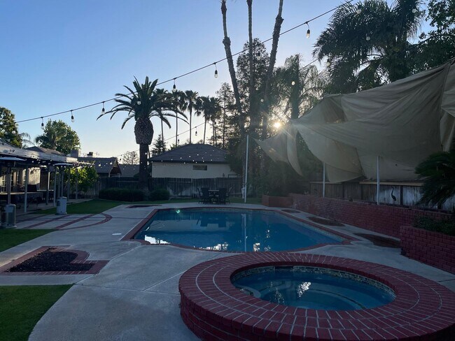 Building Photo - 11310 Pinehaven Ave