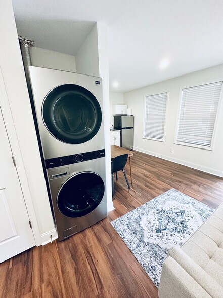 Building Photo - 107 David St