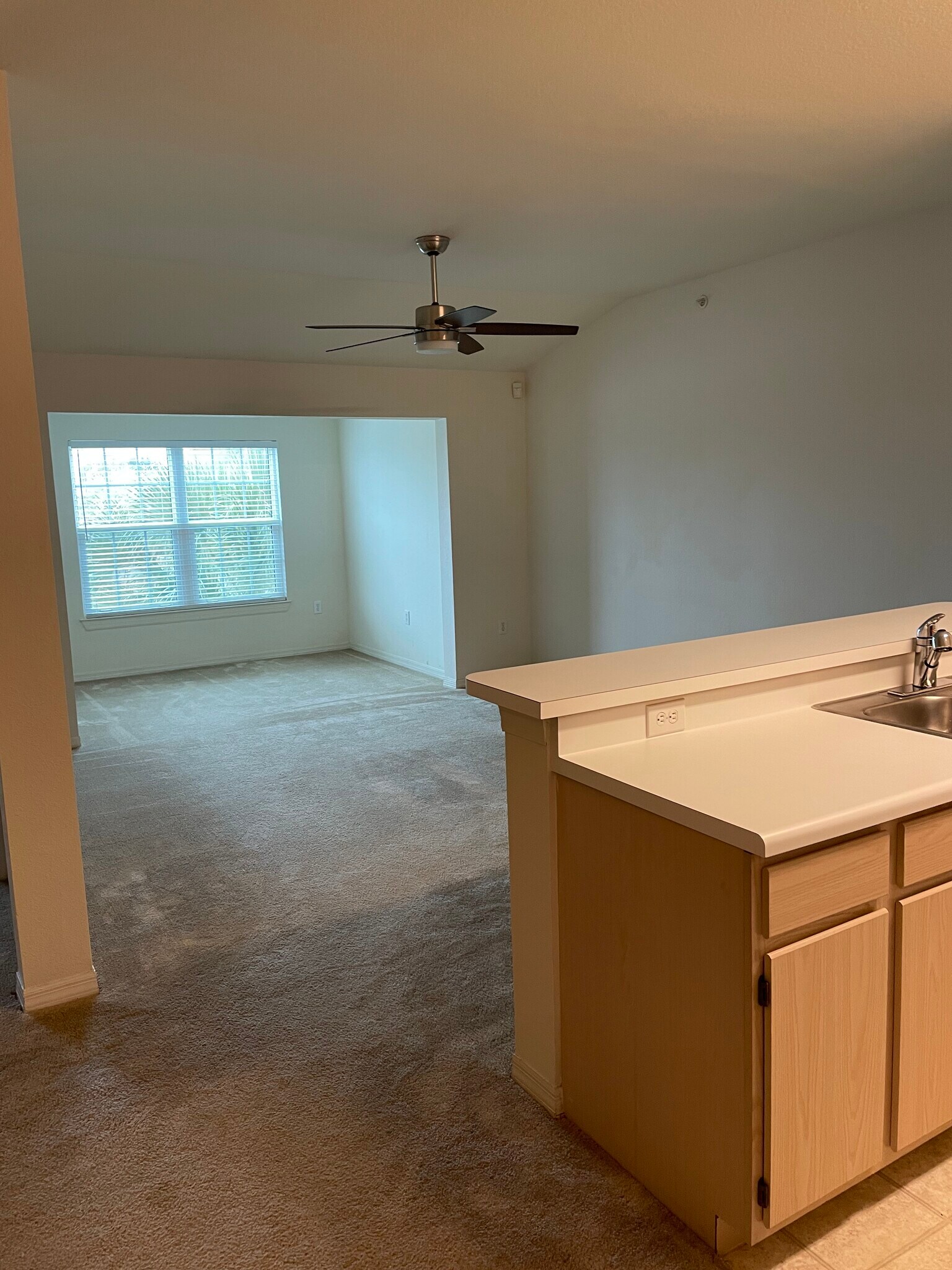 Building Photo - 5455 Vineland Rd