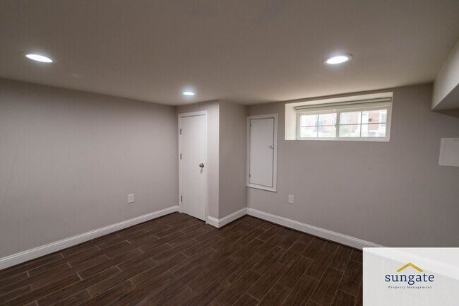 Building Photo - 442 N Linwood Ave