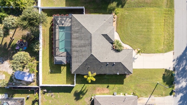 Building Photo - Move in with Zero Deposit! Turnkey Furnish...