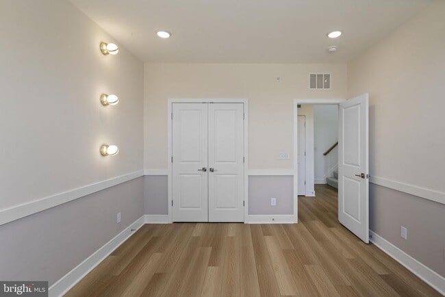 Building Photo - 20799 Lamlash Ter