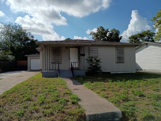 Building Photo - 4000 Devon Dr
