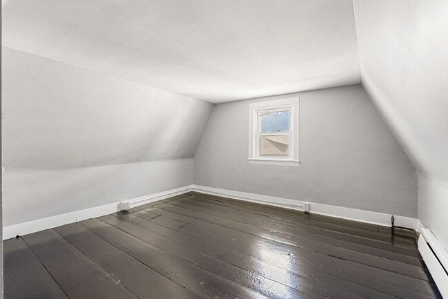 Building Photo - 8 Carlton St