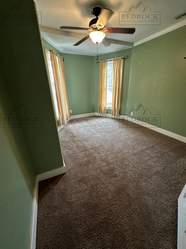 Building Photo - 633 Moulton St E