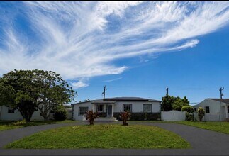 Building Photo - 1701 SW 72nd Ct