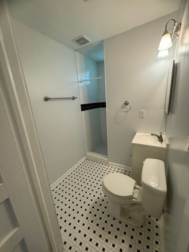 Building Photo - 2 Bedroom 1 Bathroom Apartment in Rosewood...