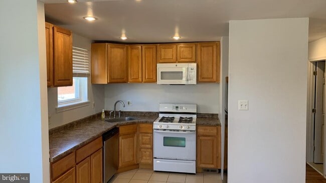 Building Photo - 9403 Lansford St