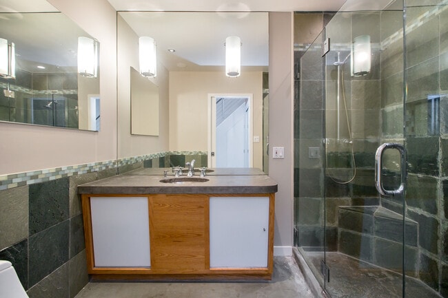 Building Photo - 125 Gilbert St