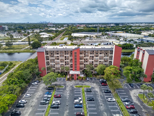 Building Photo - 2200 S Cypress Bend Dr