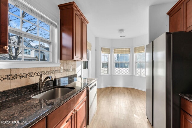 Building Photo - 40 Thistledown St