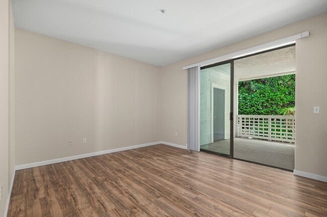 Building Photo - Beautiful single level condo, lower level ...