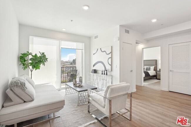 Building Photo - 224 N Alvarado St