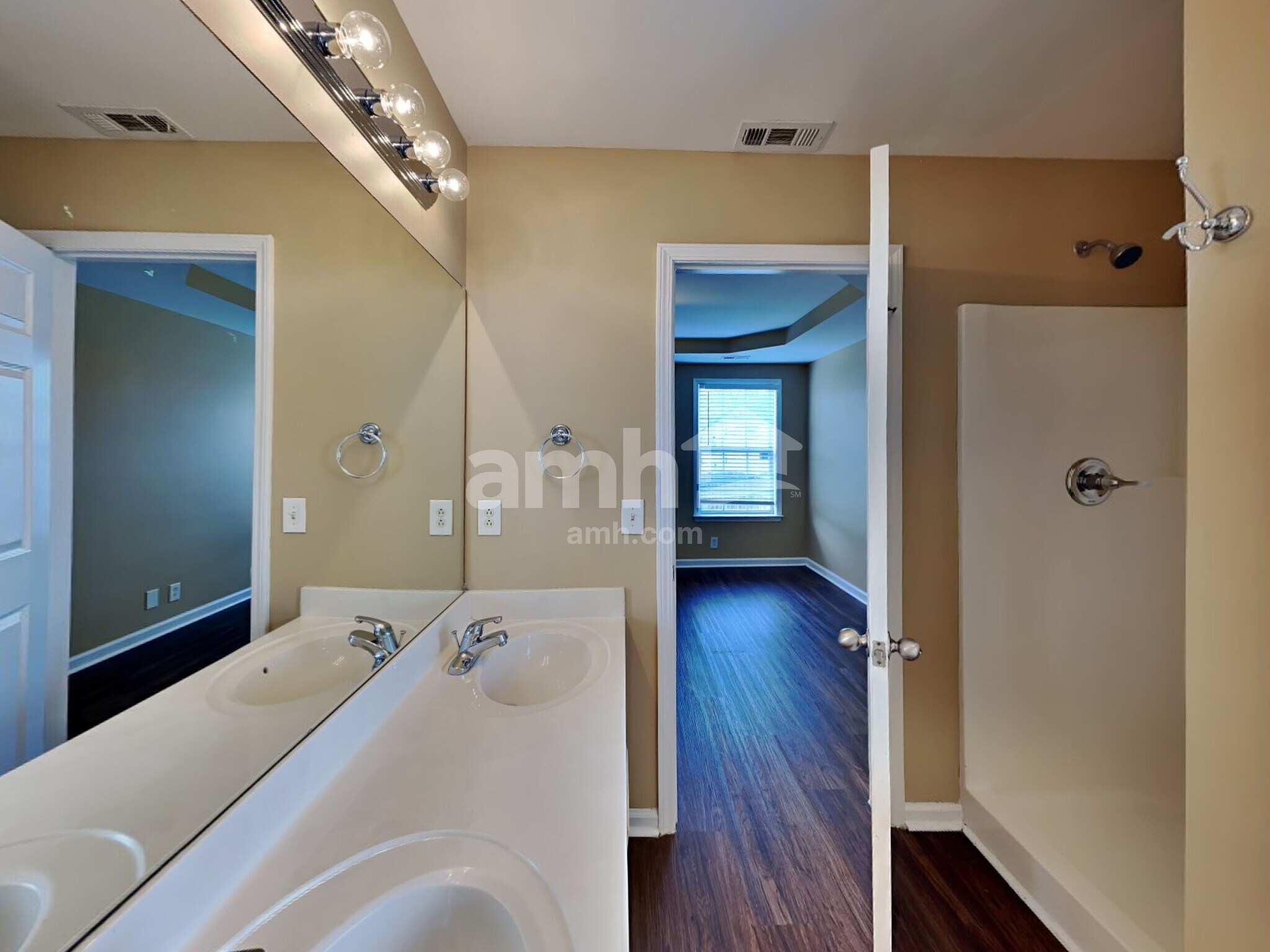 Building Photo - 1262 Lasalle Dr