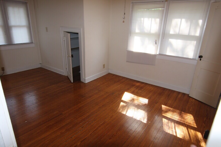 Building Photo - 5623 Winthrop Avenue