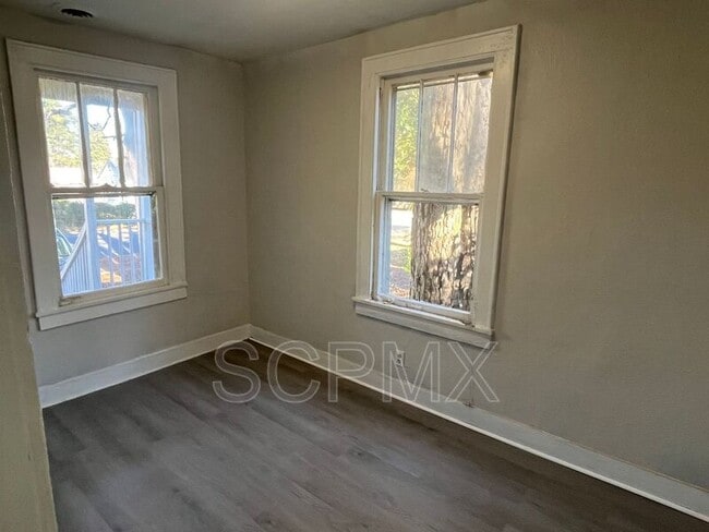 Building Photo - 2653 Lawrence Ave