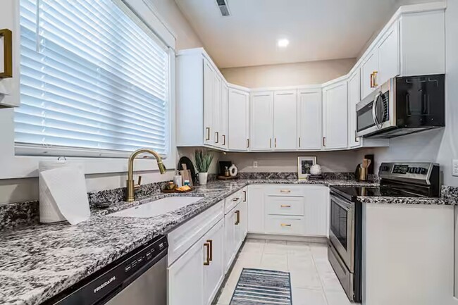 Building Photo - Charming 2 Bedroom 1 Bath Home
