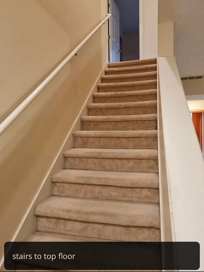 Building Photo - 3 bedrooms with Garage!