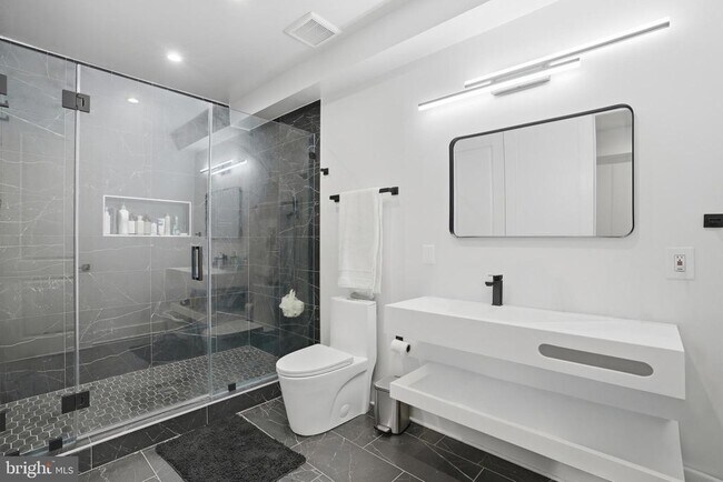 Building Photo - 1513 Oakview Dr