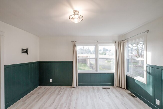 Building Photo - Charming 3-Bed 2 Bath Home with Spectacula...