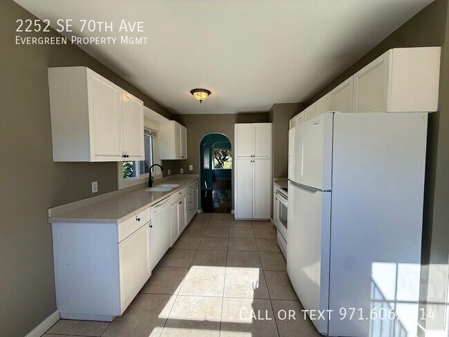 Building Photo - 2252 SE 70th Ave