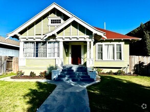 Building Photo - Fantastic Spacious Craftsman 2 bed - 2 bat...