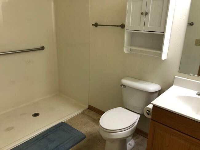 Building Photo - 8935 S Wood Creek Dr