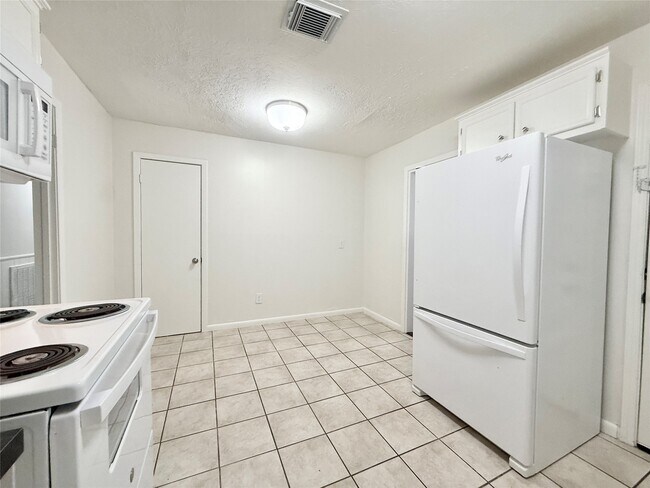 Building Photo - 523 Wisteria St