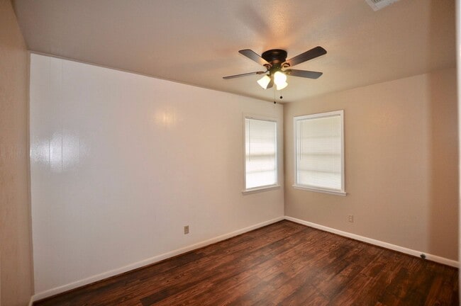 Building Photo - FOR LEASE! 2 Bedroom, 1.5 Bathroom - Brick...
