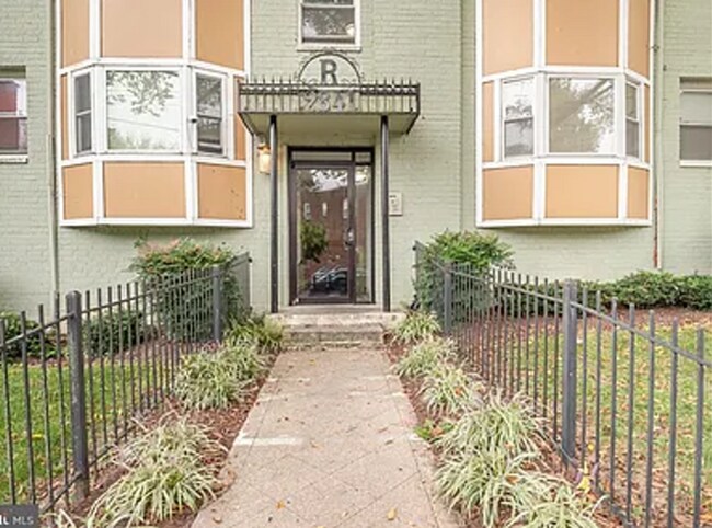 Building Photo - Amazing 2 bedroom/ 1 Bathroom unit with plenty natural light