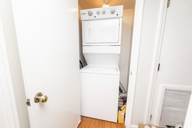 Building Photo - 85 Brainerd Rd