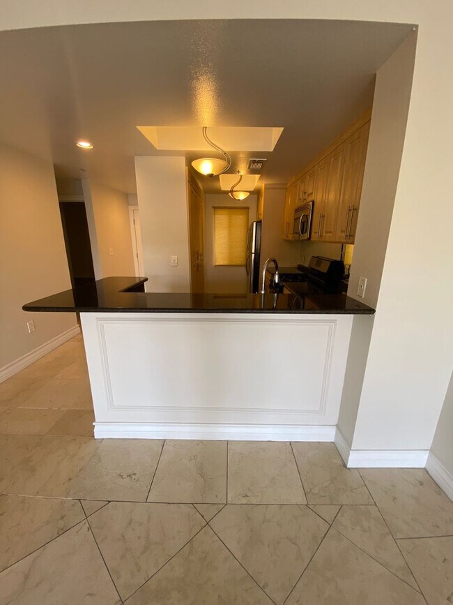 Building Photo - Remodeled 2 Bedroom Condo Just Off the Strip!