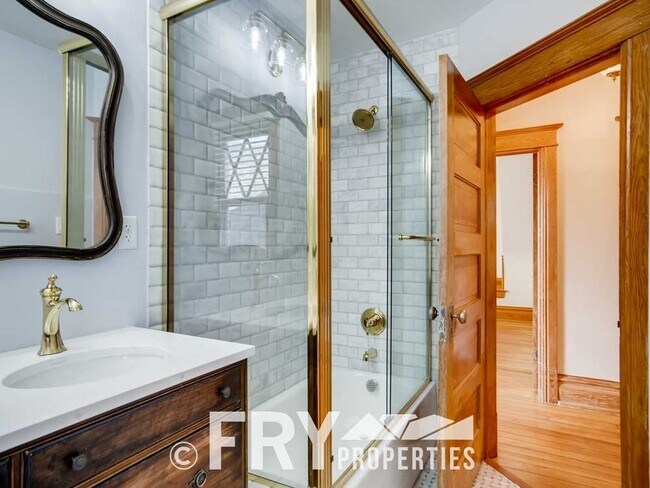 Building Photo - Beautifully Remodeled Potter Highlands Vic...