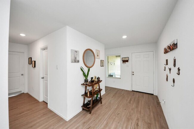 Building Photo - 7319 Clover Chase Dr