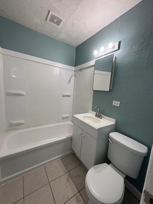 Building Photo - Amazing 3 bedroom/1 bath home with huge kitchen & Central Air/heat