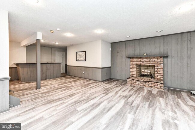 Building Photo - 2030 Spring Branch Dr