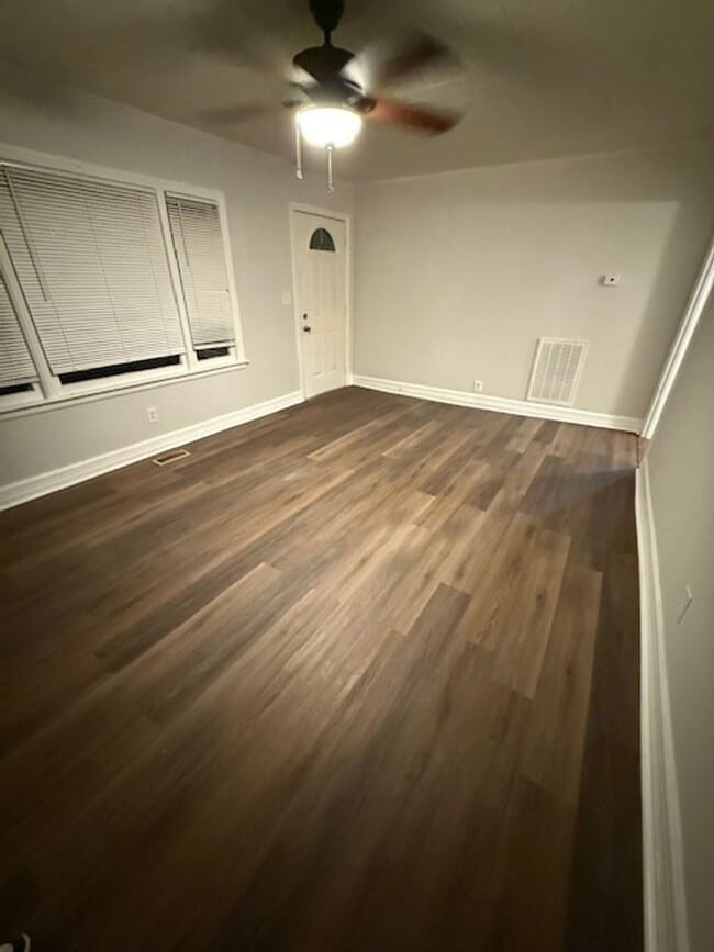 Building Photo - Two bedroom, 1 bath house in Burlington