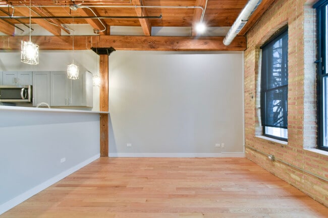 Building Photo - 11 E Illinois St