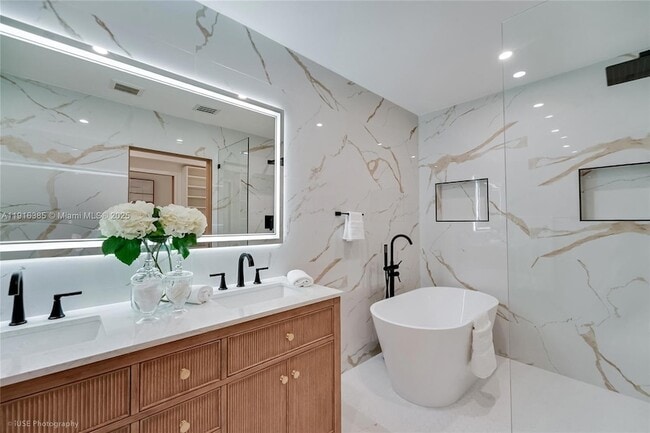 Building Photo - 1120 NE 86th St