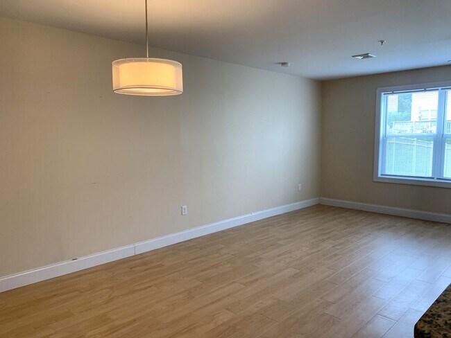 Building Photo - Spacious 3-Bed, 2.5-Bath Townhouse with Fe...