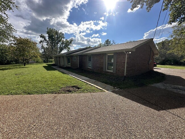 Building Photo - Single Family home in Greenhill Area!