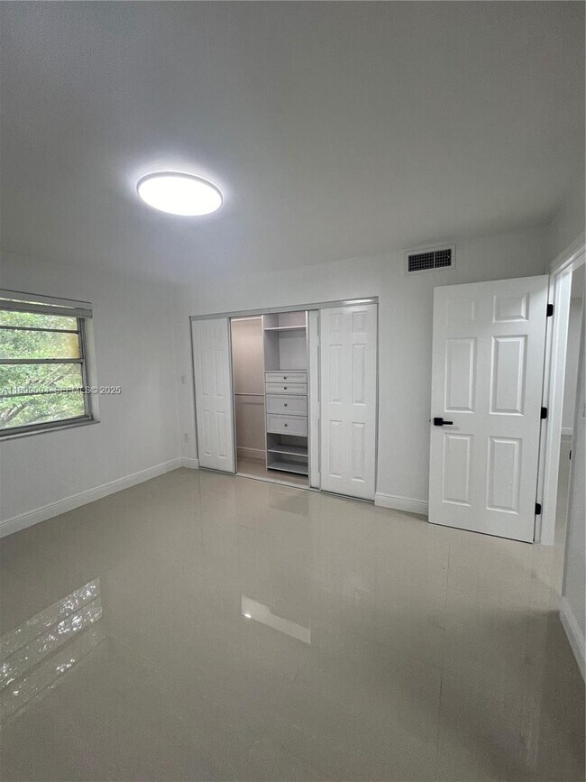 Building Photo - 17255 SW 95th Ave