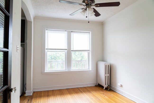 Building Photo - Ravenswood - 1 Bed / 1 Bath - Heat Included